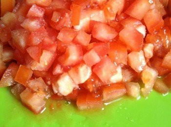 step1: 蕃茄洗淨，去籽，切粒。