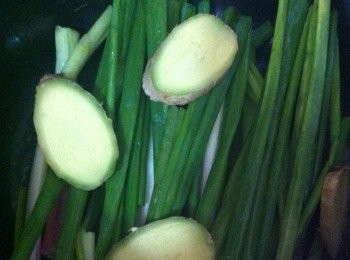 step3: 在電飯煲底放上蔥及薑，再將所有鴨舌倒入