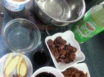 step3: 準備所有炆豬手材料:
雞粉  1茶匙 ,老抽  1湯匙 ,生抽  4湯匙 ,鹽  半茶匙 ,白米醋  4湯匙 ,砂糖  6湯匙 ,酒  1湯匙 ,薑片  4片 ,凍滾水  680g