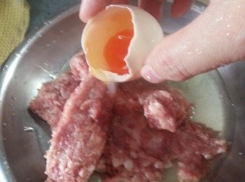 step2: 加入兩隻鹹蛋白拌勻