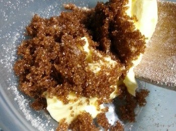step6: 再將黑糖加入已經軟化的牛油中拌勻