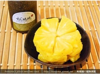 step1: 事先準備黑木耳養生露、鳳梨片與果汁機等料理<span class="group_1">食材</span>與器具。