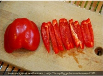 step2: 紅甜椒洗淨後去籽，分切成容易入口的大小。