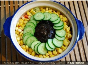 step7: 隨後依序放入已切成塊狀的黑木耳健康凍、小黃瓜、玉米粒。