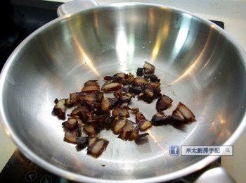 step5: 把鍋燒熱，下麻油和臘肉炒幾下。