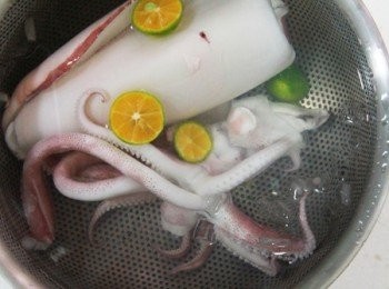 step2: 鍋加水煮滾放入透抽(軟絲)淋上米酒煮熟後，放入加了金桔片(檸檬片可)的冰水中漂涼後 將透抽切斜薄片。
