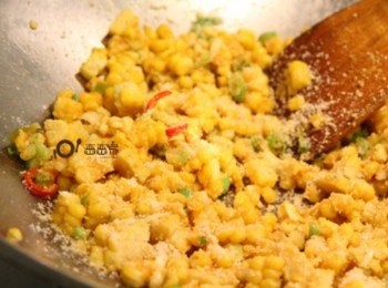 step3: 放入玉米粒、辣椒片與起司粉炒香後灑上蔥綠略為拌炒即完成。