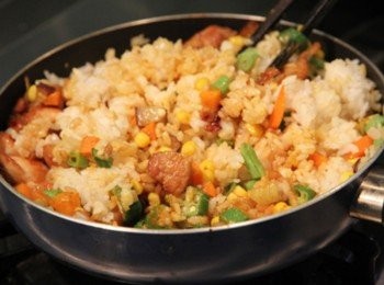 step3: 平底鍋倒少許橄欖油，放入洋蔥碎炒香，放入四季豆、秋葵、紅蘿蔔丁、玉米粒、紫茄丁拌炒入味，加入咖哩粉拌炒放入白飯拌炒至咖哩粉包覆白飯，倒入雞肉塊與湯汁拌勻入味