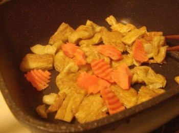 step4: 4.再加入紅蘿蔔略為炒軟