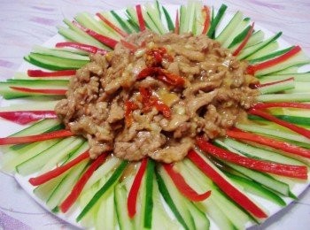 step7: 步驟7肉絲入味下飯ˊ口感酸甜微鹹 搭配清脆爽口的小黃瓜絲 層次分明也解了油膩 簡單開胃又容易料理 真的是很不錯的味道喔~~