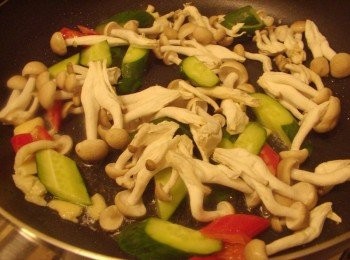 step3: 然後依序加入鴻喜菇和小黃瓜略為拌炒 (如果覺得不夠濕潤可酌量加入少許水)
