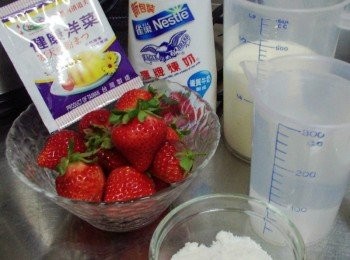 step1: 步驟1先準備好所需材料ˊ 這次除了鮮奶特別再添加了 【鷹牌煉奶】味道更香濃也可以減少糖的用量。