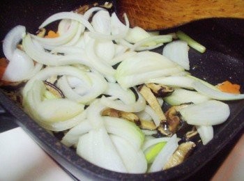 step5: 然後再加入洋蔥炒出甜味和香氣