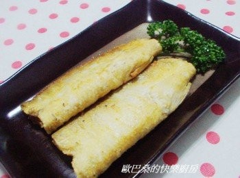 step7: 非常單純的食材配料ˊ但這樣的人間美味ˊ 真的要試了才知道。 虱目魚肚乾煎的自然香氣ˊ搭配上蒜末因熱產生的香ˊ 層層交疊ˊ趁熱配上白飯....說有多好吃就有多好吃ˊ 試試看吧~