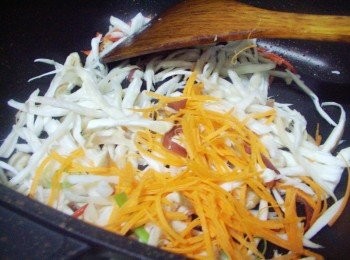 step3: 接著加入杏鮑菇和紅蘿蔔絲略為拌炒