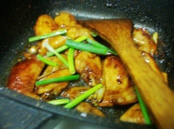 step4: 醬汁收乾ˊ完成前再擺入剩下蔥段ˊ拌炒均勻即可