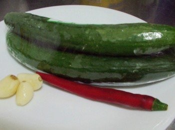 step1: 先準備好所需<span class="group_1">材料</span>ˊ小黃瓜確實洗淨擦乾水份ˊ蒜頭切細末ˊ辣椒切薄片備用