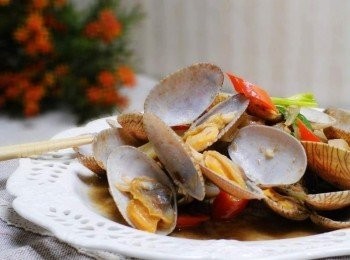 step5: 喜歡較有辣度或敢吃辣ˊ辣椒可於爆香蒜/薑時就下鍋ˊ (因為家裡有小朋友ˊ所以我後面才加入) 這是屬於較台式的料理方式ˊ除了這樣做ˊ 運用白酒ˊ奶油ˊ蒜末搭配上羅勒ˊ 風味上就呈較西式的感覺ˊ可炒可清蒸ˊ 大家可依習慣喜好自行運用喔。