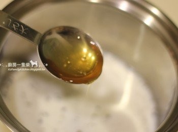 step6: 10ml的蜂蜜拌入混合。(可依個人口味調整甜度，增減蜂蜜的量)