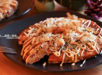 step8: 重複上述步驟將剩下麵糊煎完 (我用的是10吋(直徑24cm)不沾平底鍋，分兩次就可把這份麵糊煎完)。