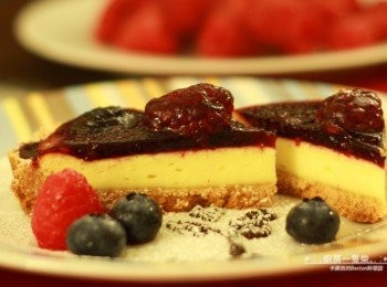 step12: <span class="group_3">表面莓果淋醬</span>2小時後取出脫模，以新鮮莓果、巧克力裝飾擺盤，灑上一些糖粉，就完成囉!