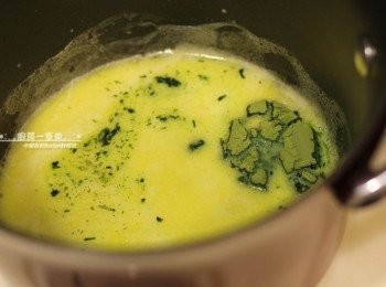 step14: 鮮奶 + 無鹽奶油先以小火加熱至65度C，離火，倒入抹茶粉1小匙，溶解拌勻。