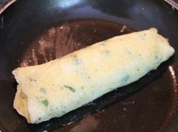 step4: 最後將捲起的蛋捲煎到兩面熟即完成. 食用前灑上柴魚片/香鬆/番茄醬即可