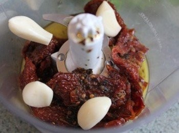 step2: 在食物調理機中放入番茄乾/ 油/蒜頭