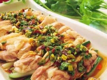 step3: 電鍋跳起取出雞腿肉(把原湯汁倒掉,會稀釋掉味道),待稍涼切片,淋上作法3.<span class="group_2">醬汁</span>即可上桌.也可鋪上小黃瓜絲或高麗菜絲更清爽唷!