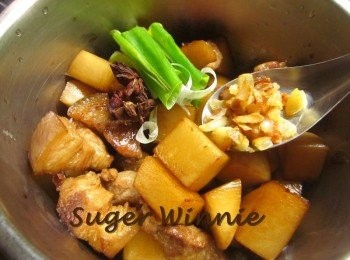 step4: 所有<span class="group_1">食材</span>倒入湯鍋加入爆香的紅蔥頭.蒜頭碎.青蔥段.八角.香油.白胡椒.五香粉,香油加水到剛好淹過<span class="group_1">食材</span>