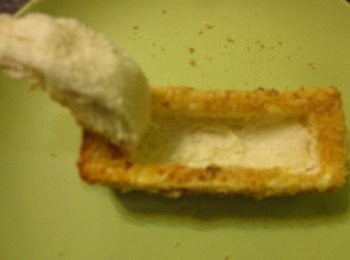 step10: 吐司沿邊切割打開,將咖哩醬填入,放上小黃片即可上桌