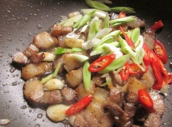 step5: 將青蒜及辣椒片加入作法4拌炒後即可上桌