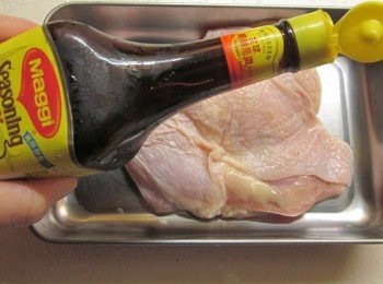 step2: 雞腿洗淨用<span class="group_2">醃料</span>醃10分鐘