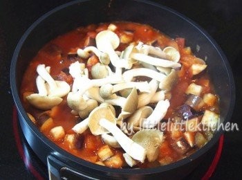 step4: 下本菇，鹽，黑辣椒調味，備用