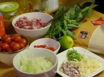 step1: 所有<span class="group_1">食材</span>備齊，紅蔥頭、蒜、洋蔥、辣椒切末，小番茄洗淨切半，九層塔葉洗淨取其葉子部分備用，豬絞肉洗淨瀝乾後以<span class="group_2">醃料</span>醃漬約5~10分鐘，麵條與<span class="group_3">調味醬料</span>備好待用