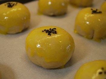 step11: 在表面刷上蛋黃液（刷兩次顏色更豔麗），表面撒上黑芝麻