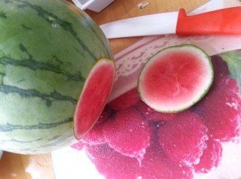 step1: 先將西瓜底部切去部份令西瓜更加穩固