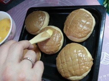 step12: 將<span class="group_2">麵團</span>掃上蛋液