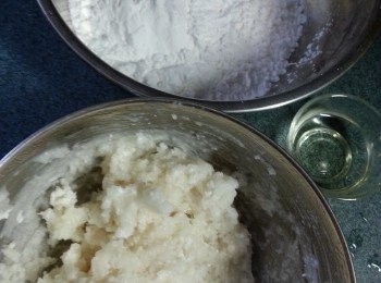 step9: 焗好之澄麵粉加入生粉及油搓勻