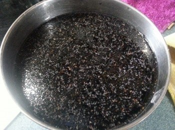step1: 先把生的黑白芝麻合共120g洗乾淨,洗乾淨的芝麻浸水8小時,隔去水份備用