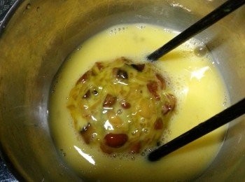 step22: 將一隻雞蛋打成蛋漿,放入鳳凰餅沾滿蛋漿