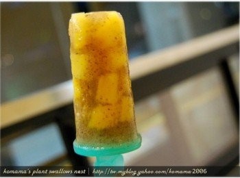 step5: 先將冷凍後的製冰盒，泡水30秒後，便可完整無缺的將冰棒取出。