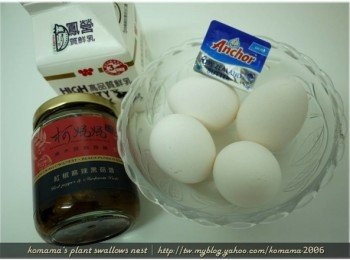 step1: 準備鮮奶、紅椒麻辣黑菇醬、無鹽奶油與雞蛋等<span class="group_1">食材</span>。
