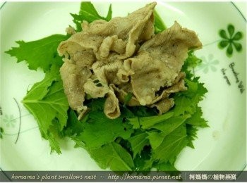 step6: 把燙熟的豬肉片，擺放在水菜的上層。