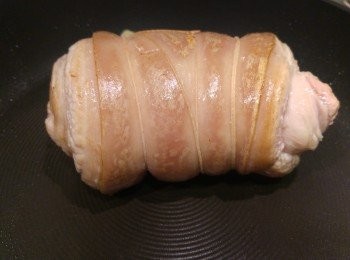 step3: 用油爆香薑片後煎一煎腩肉表面。