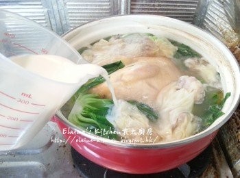 step12: 將雲吞加入雞內 , 再加入豆漿 , 鹽及胡椒粉拌勻 , 轉用中火煮滾