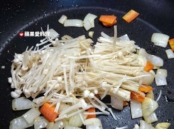 step8: 聞到蒜頭的香氣時，放入金針菇拌炒。