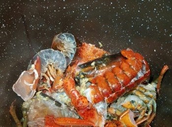 step4: 在鍋中加入牛油及橄欖油， 放入蝦頭及蝦殼，煎香龍蝦，大概8-10分鐘， 聞到陣陣龍蝦香味。