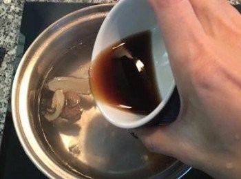 step3: 水滾時加入鹽和花雕酒，並馬上將蝦子都下鍋。