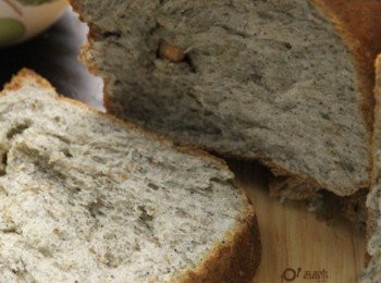 step6: 待麵糰發酵至與吐司模同高，即可放入預熱210℃的烤箱中烘烤35~40分鐘，至表面呈現金黃色可完成